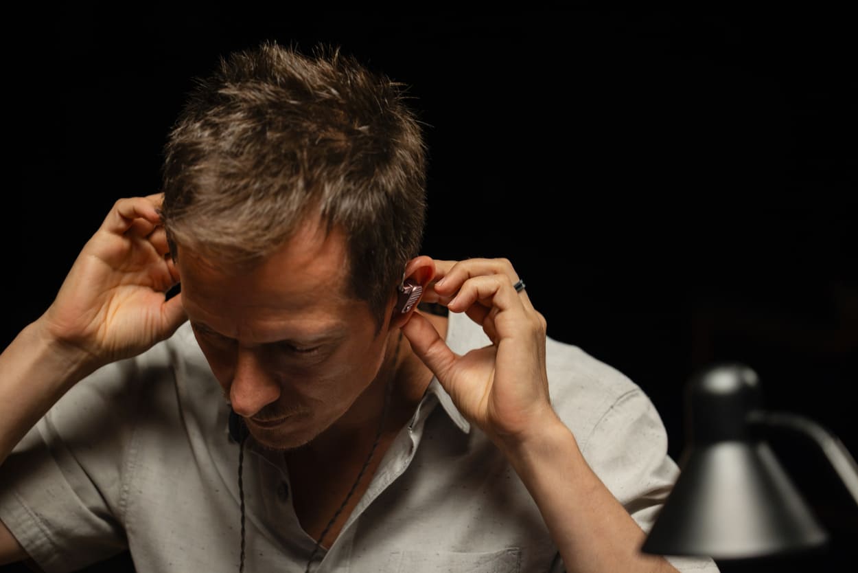 64 Audio Ocean monitor in-ear în timpul ascultării muzicii