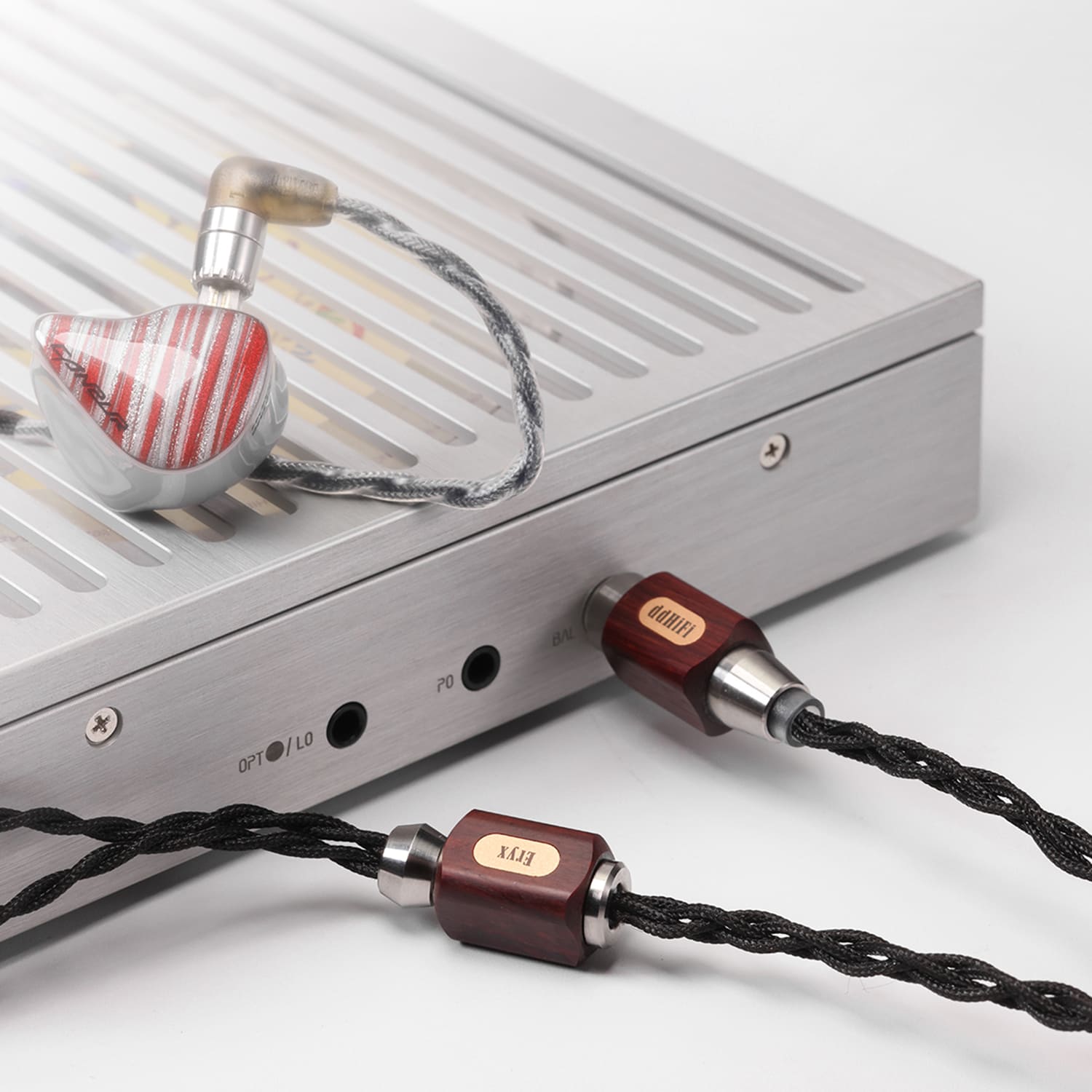 ddHiFi BC130C Eryx conectat cu cablu IEM