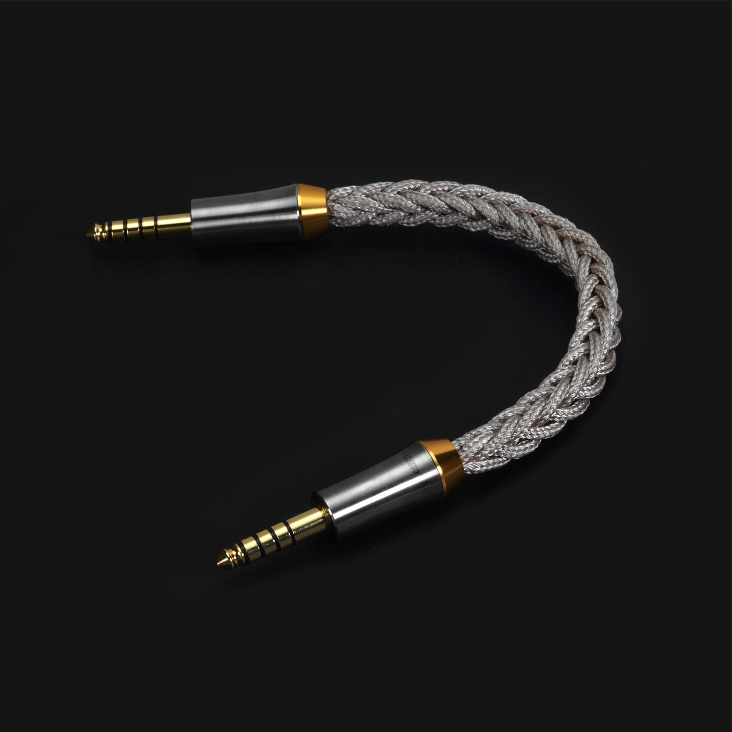 DD HIFI BC44Net cablu analogic simetric de legătură de 4,4 mm în fața unui fundal negru