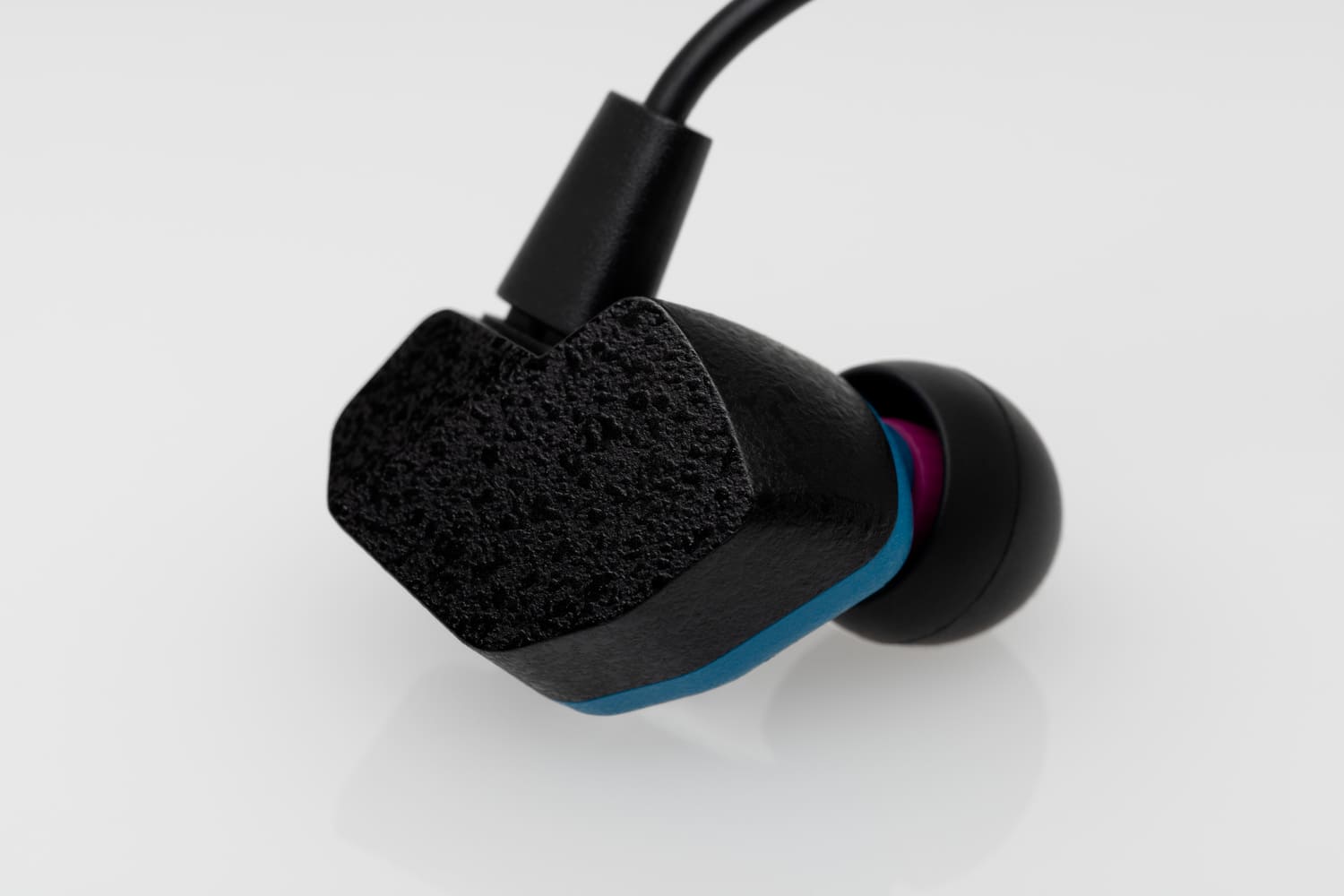 carcasa texturată negru-albastru a modelului Final A2000