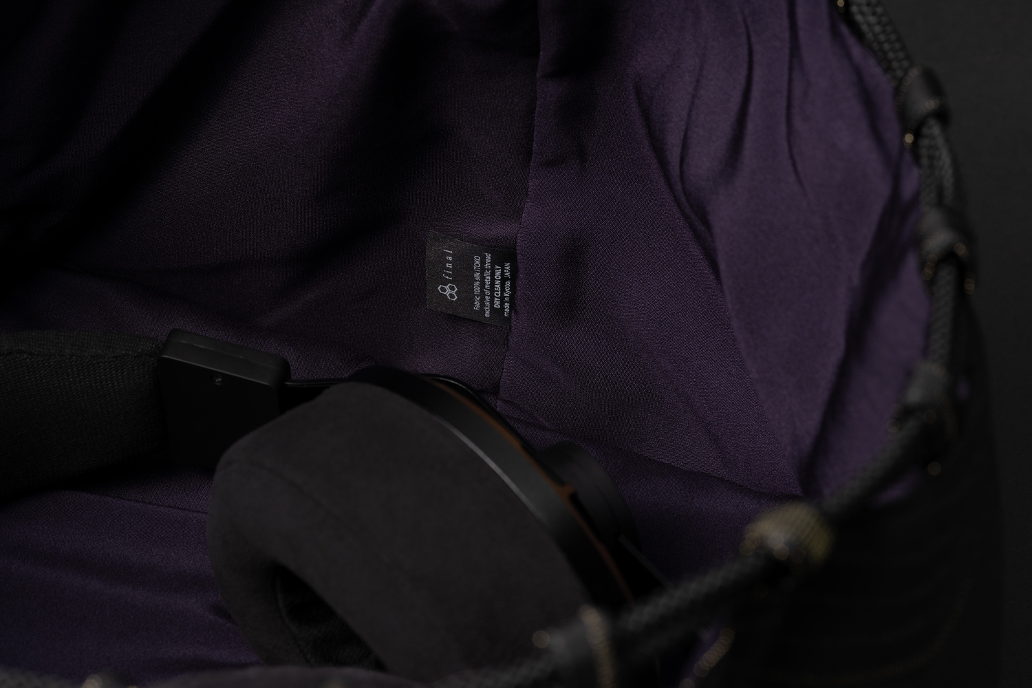 captuseala interioară violet închis a sacului de mătase Shingen, de aproape