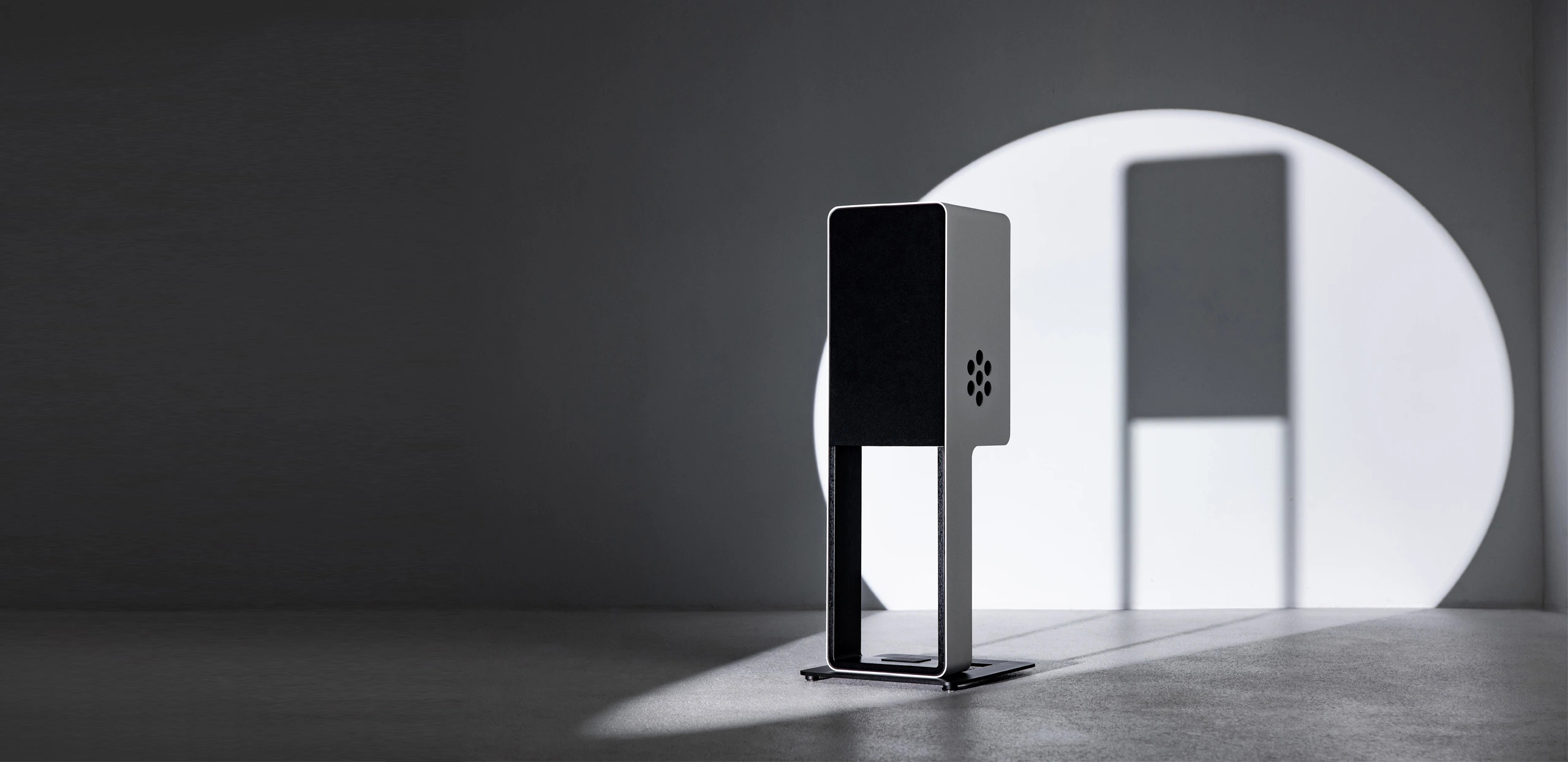 Design compact, sculptural al boxei Silent Pound Bloom
