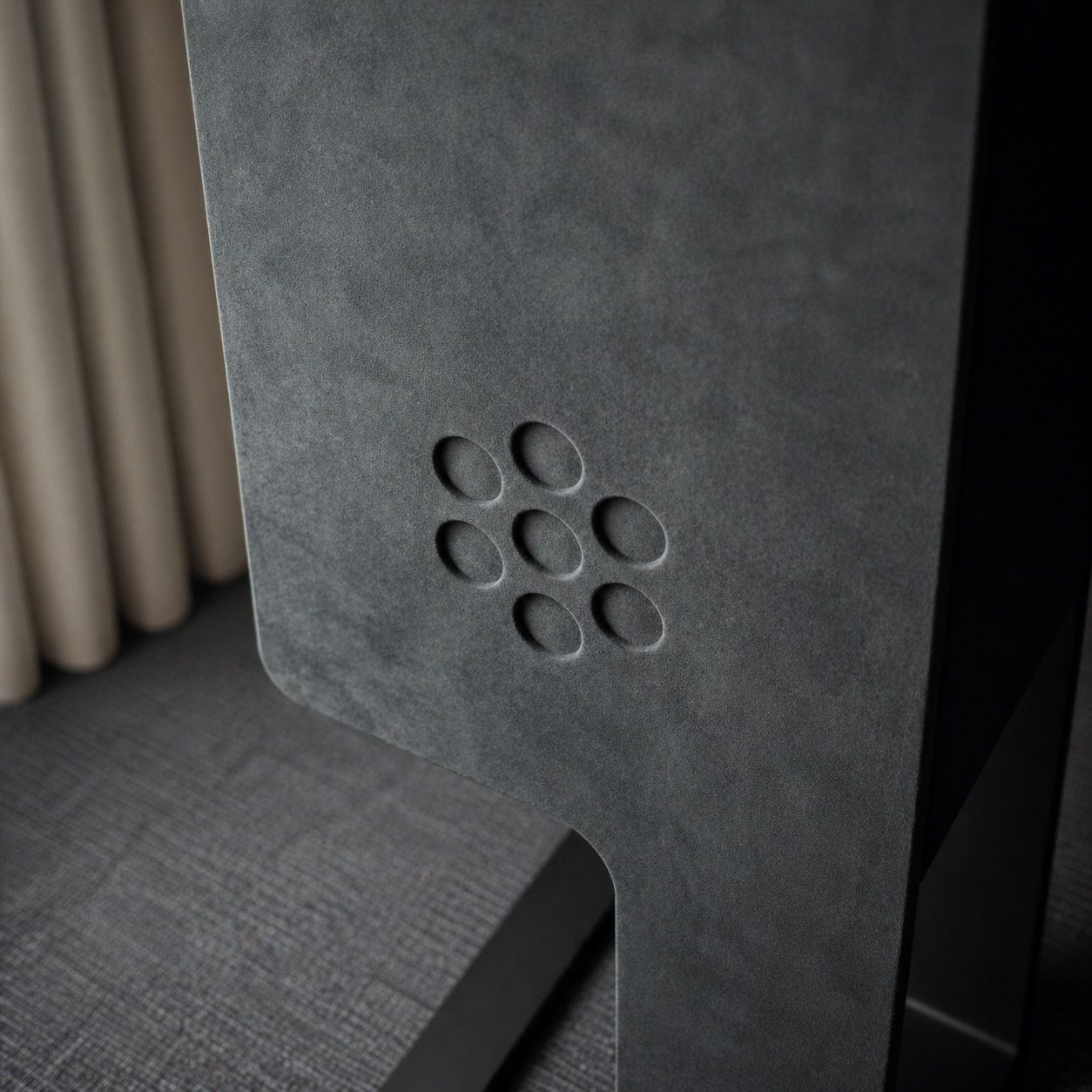 Silent Pound Bloom Alcantara felülete