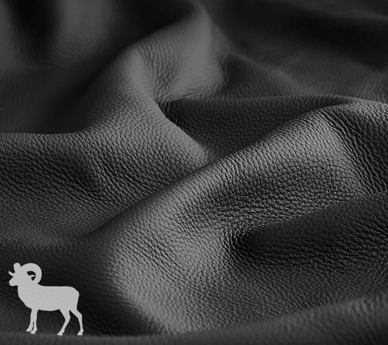 Fotografie de aproape a materialului, care prezintă textura pielii negre de miel folosite pentru tetieră