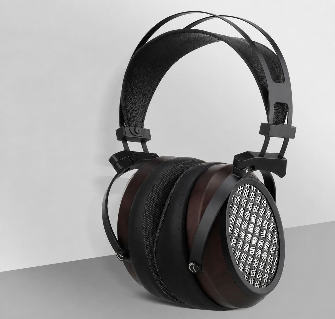 Căști Sendy Audio AIVA 2 cu carcasă din lemn de zebrano, grilaj metalic cu model de solzi și bandă separată de susținere pentru cap