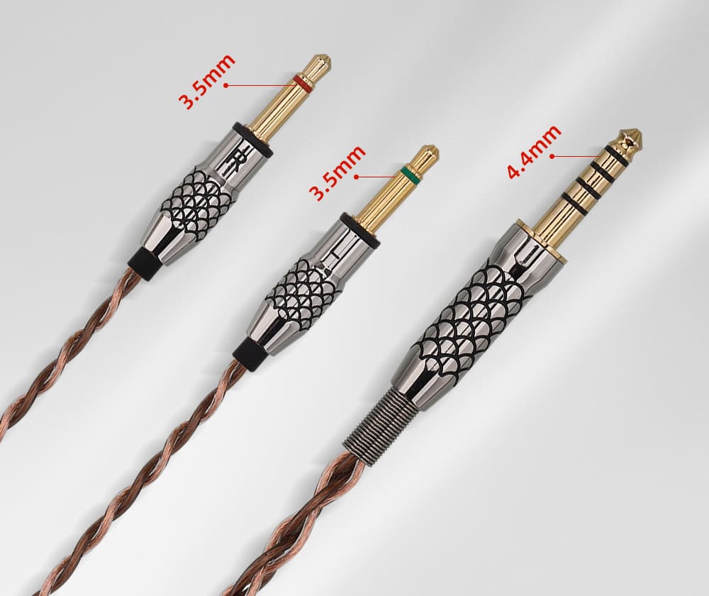 Mufa de pe partea căștilor a cablului AIVA 2, două jack-uri de 3,5 mm marcate L și R, și mufa simetrică de 4,4 mm de pe partea sursei